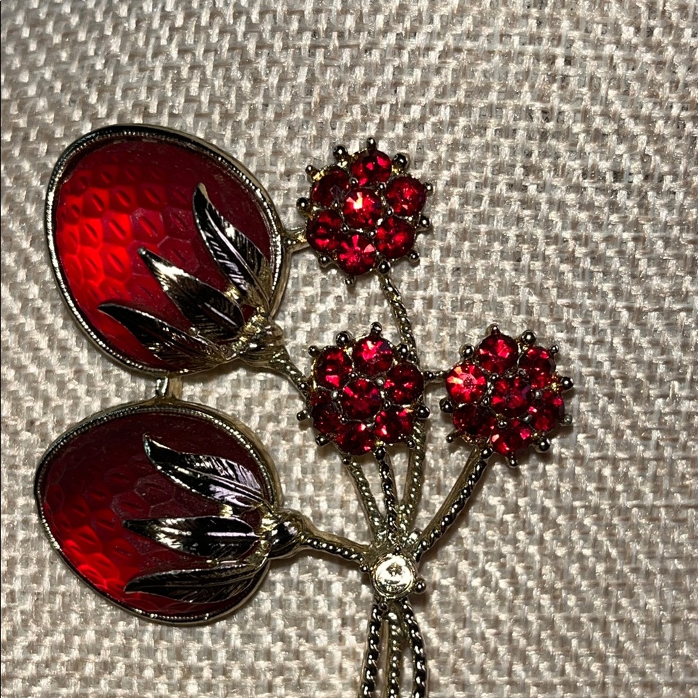 1960s Sarah Coventry vintage brooch red strawberries pin goldtone metal marked - Picture 7 of 11